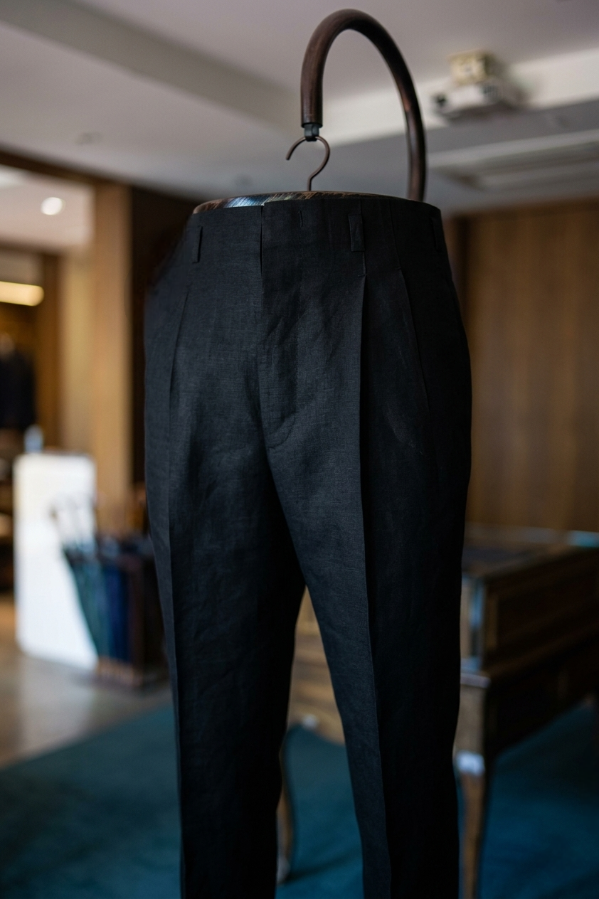 Black American  High-Waist Pleated Linen Trouser